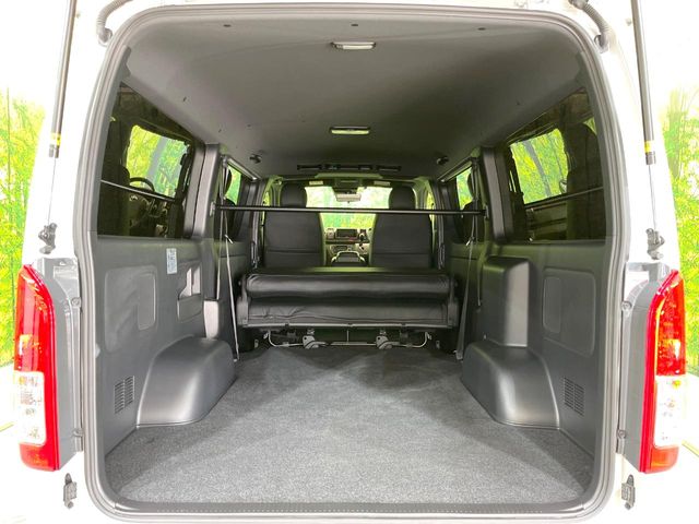 Toyota Hiace Van 10