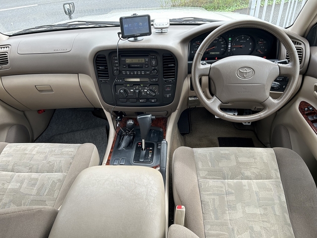 Toyota Land Cruiser 100 2