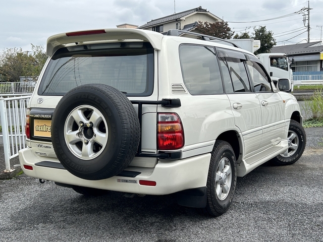 Toyota Land Cruiser 100 3