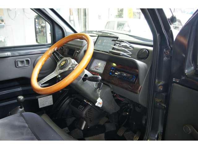 Daihatsu Midget II 11