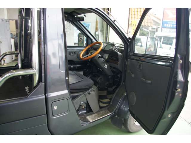 Daihatsu Midget II 9