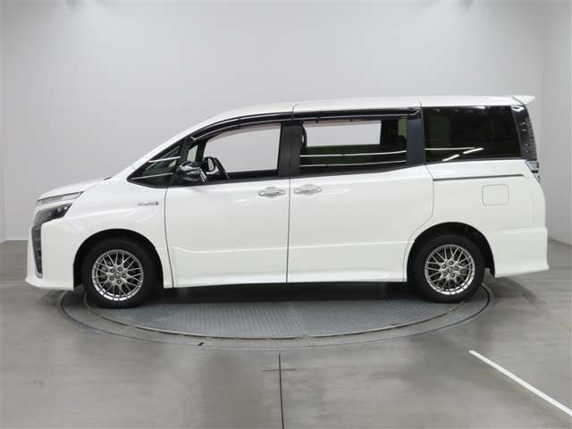 Toyota Voxy 4