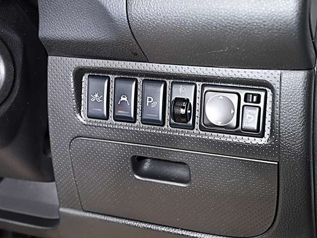 Nissan AD 5
