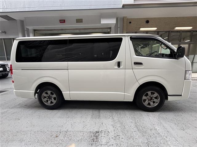 Toyota Hiace Van 12