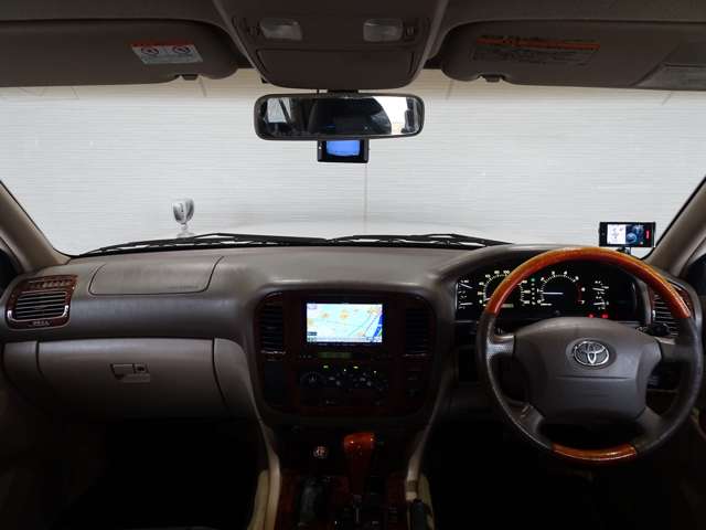 Toyota Land Cruiser 100 3