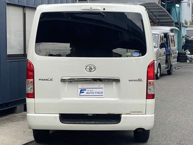 Toyota Hiace Van 10