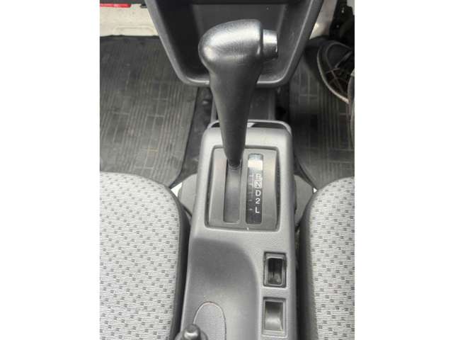 Nissan NT100 Clipper 6