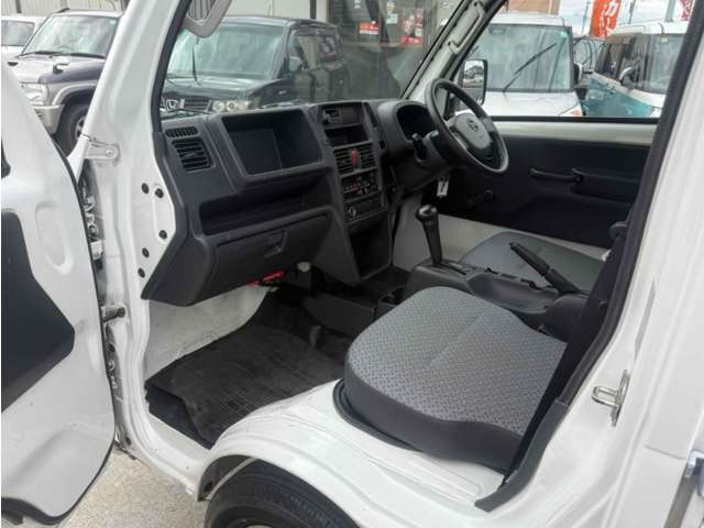 Nissan NT100 Clipper 7