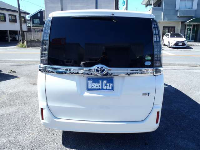 Toyota Voxy 8
