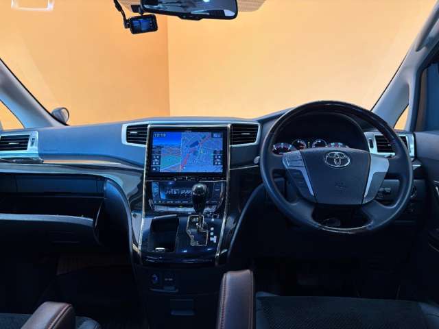 Toyota Vellfire 2