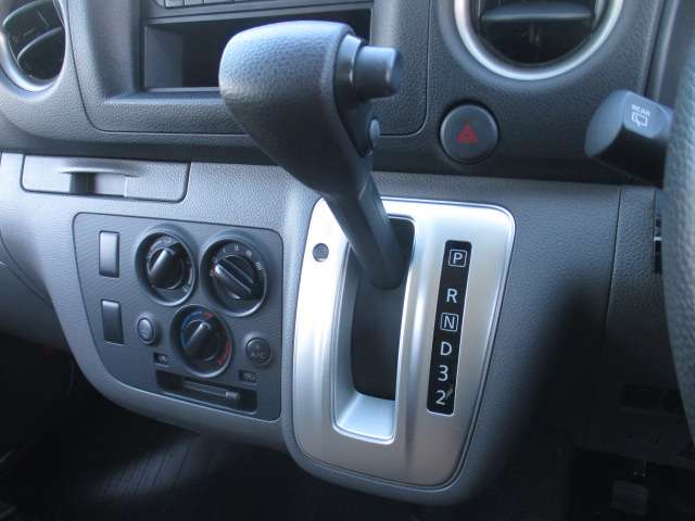 Nissan NV350 Caravan 8