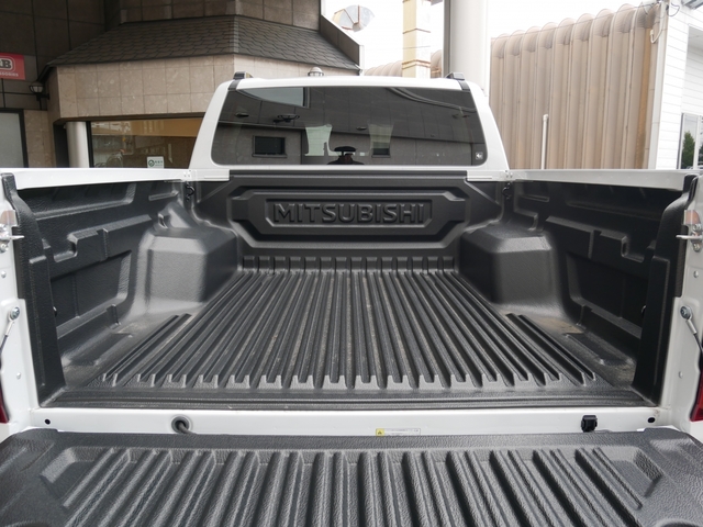 Mitsubishi Triton 12