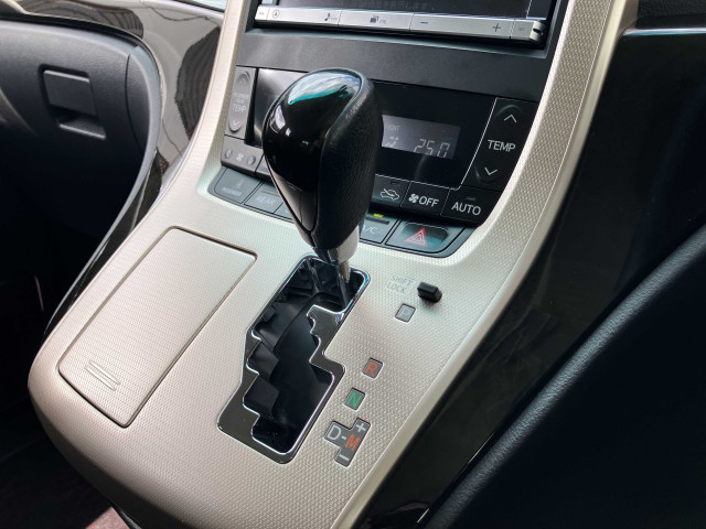 Toyota Vellfire 10
