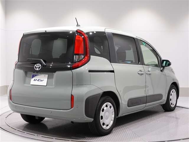 Toyota Sienta 4