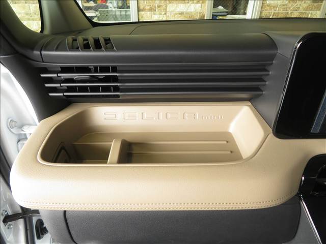 Mitsubishi Delica Mini 12