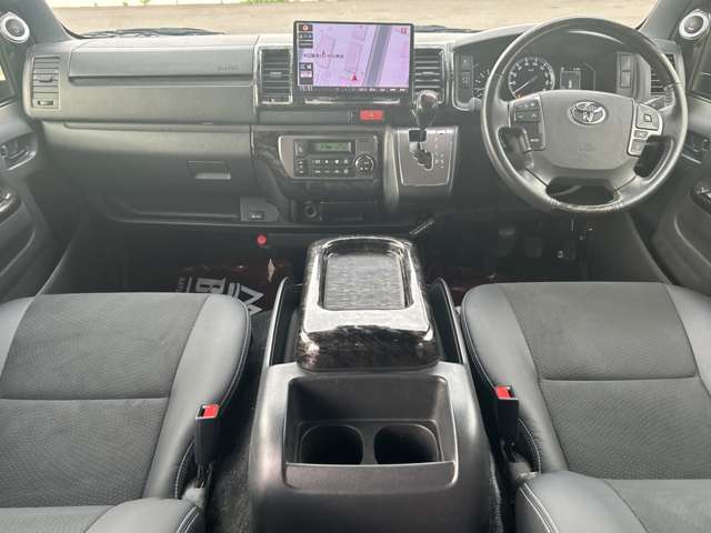 Toyota Hiace Van 5