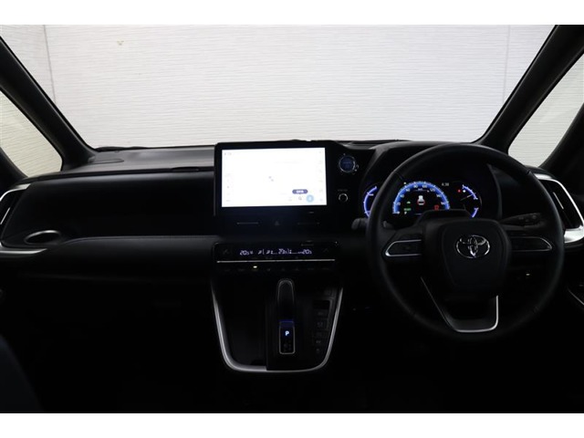 Toyota Voxy 2