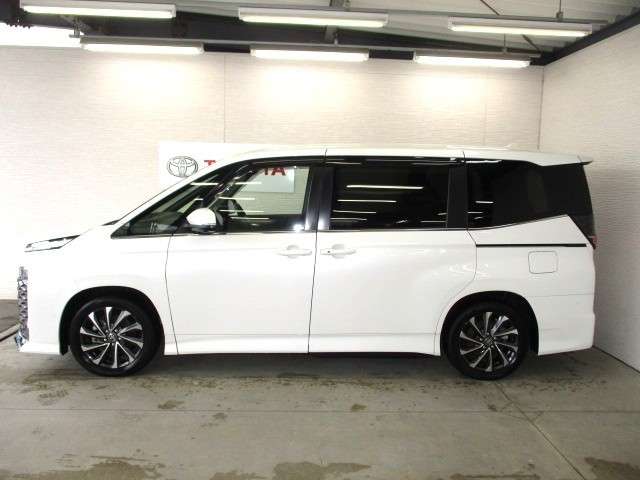 Toyota Voxy 3