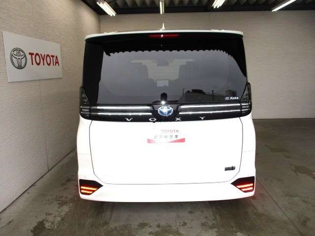 Toyota Voxy 4