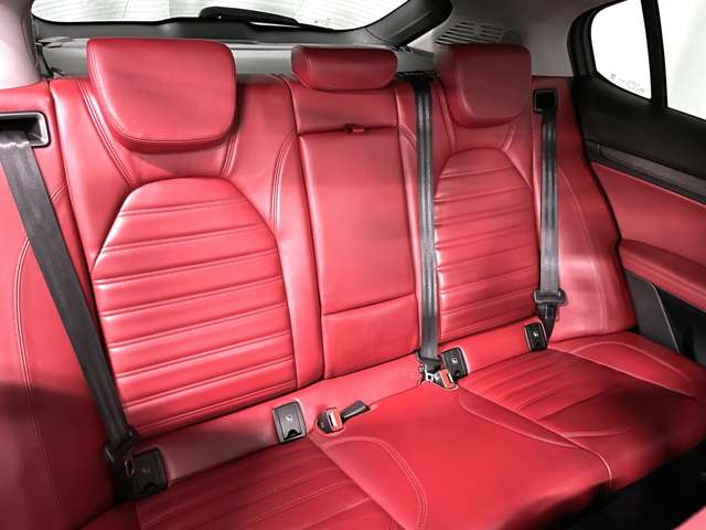 Alfa Romeo Stelvio 12