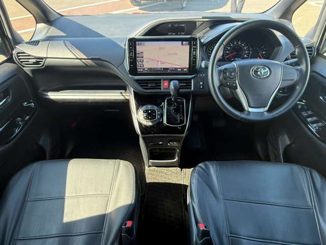 Toyota Voxy 2