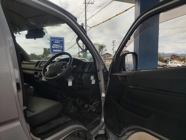 Toyota Hiace Van 9