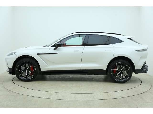 Aston Martin DBX 4