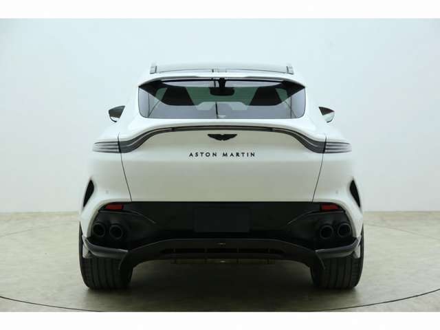 Aston Martin DBX 6