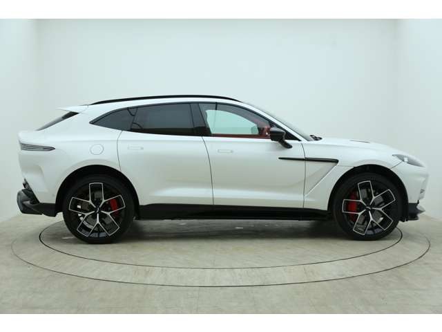 Aston Martin DBX 8