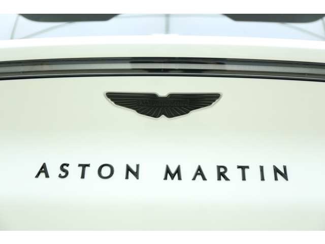 Aston Martin DBX 9