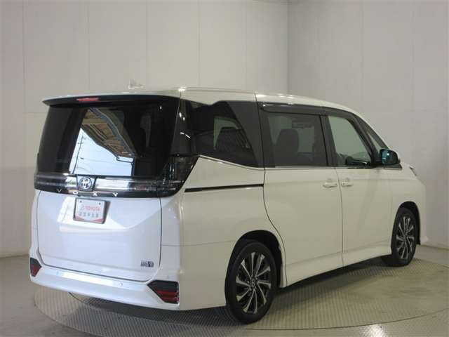 Toyota Voxy 2