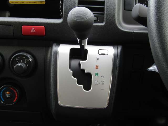 Toyota Hiace Van 6