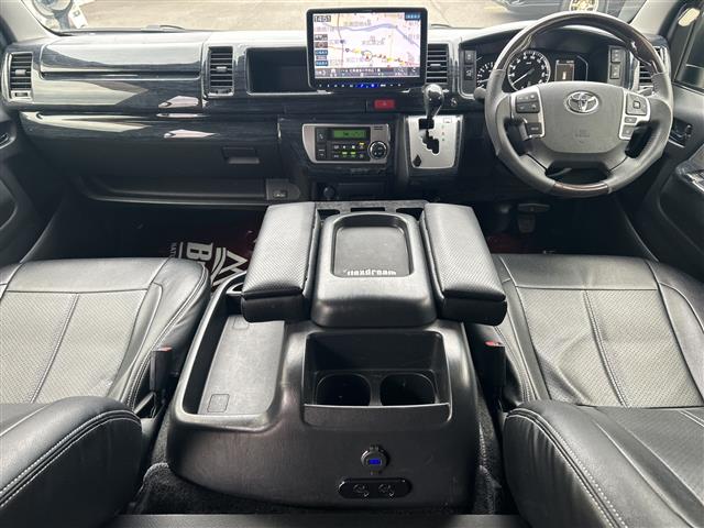 Toyota Hiace 6