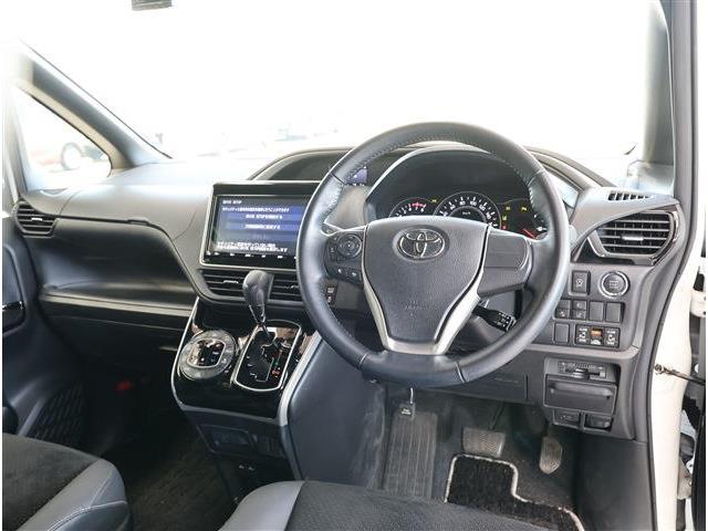 Toyota Voxy 3