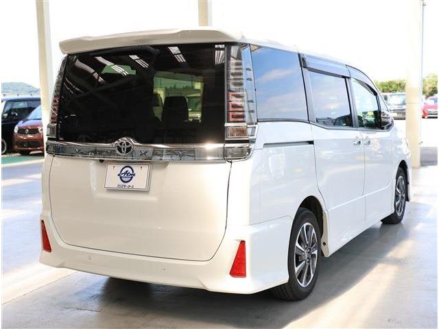Toyota Voxy 8