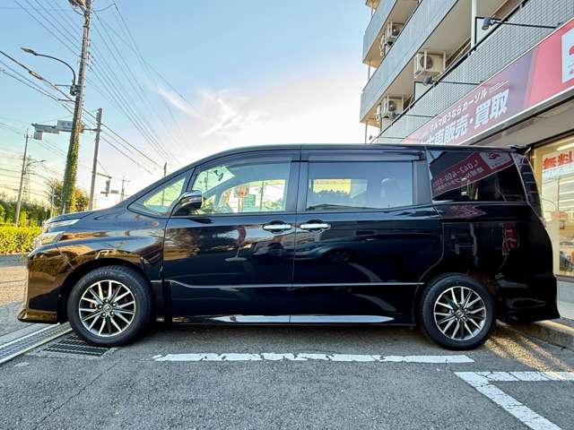 Toyota Voxy 2