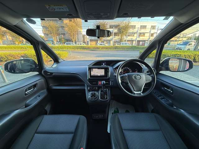 Toyota Voxy 4