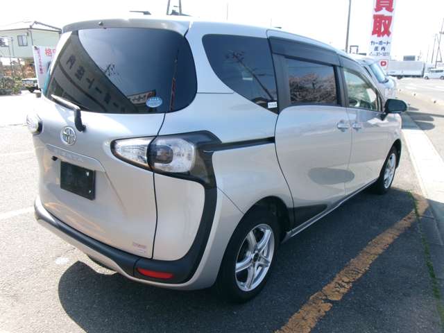 Toyota Sienta 5