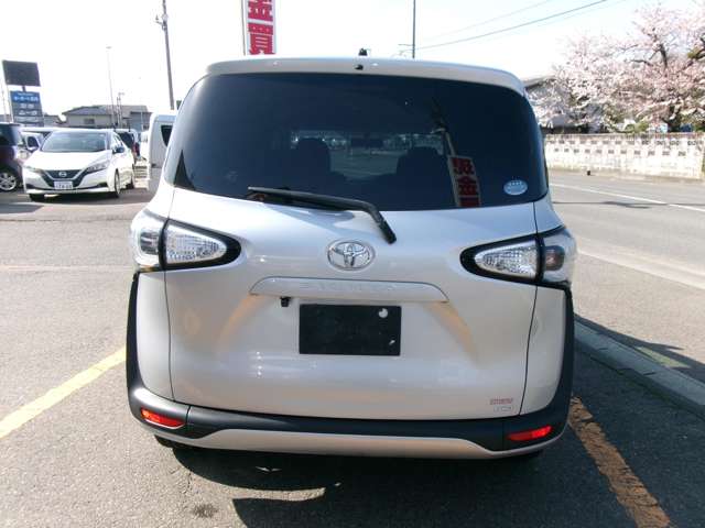 Toyota Sienta 6