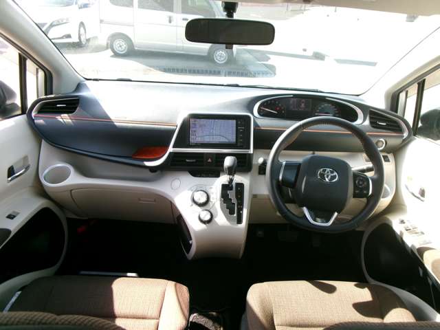 Toyota Sienta 9