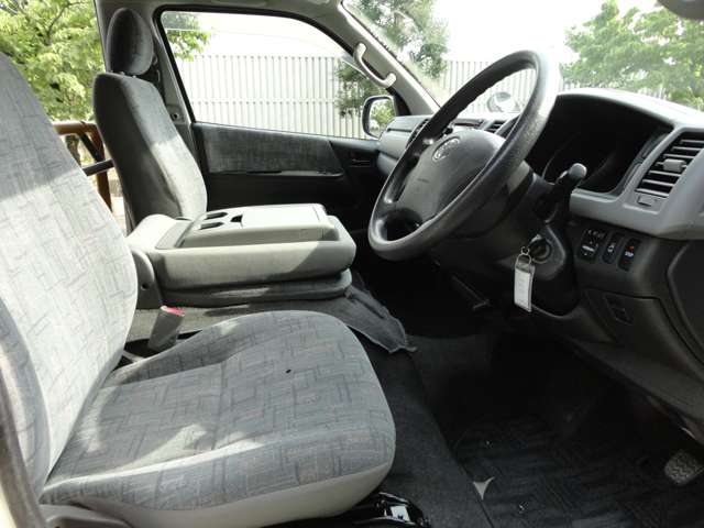 Toyota Hiace Commuter 11