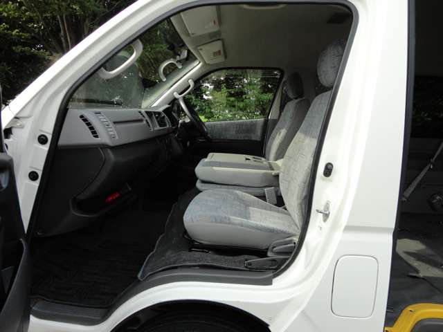 Toyota Hiace Commuter 12