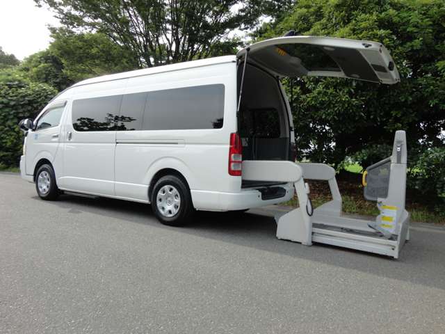 Toyota Hiace Commuter 2