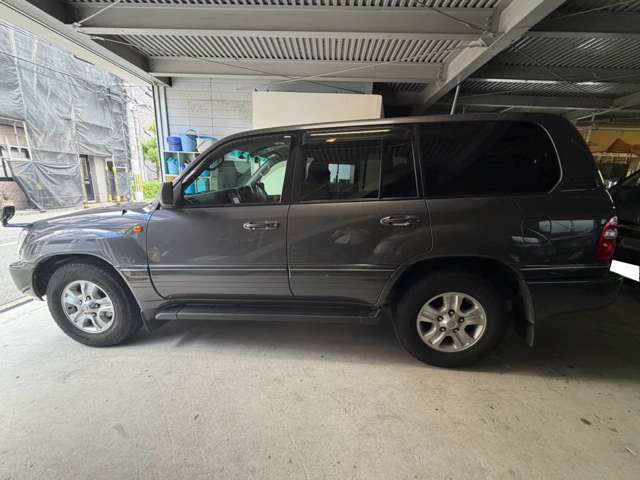 Toyota Land Cruiser 100 3