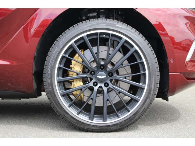 Aston Martin DBX 5
