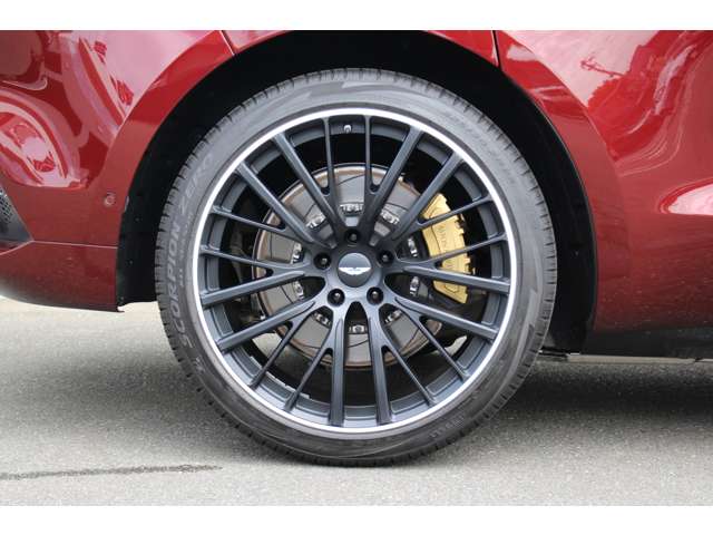 Aston Martin DBX 6