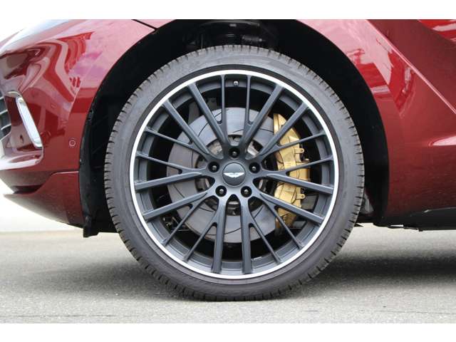 Aston Martin DBX 7