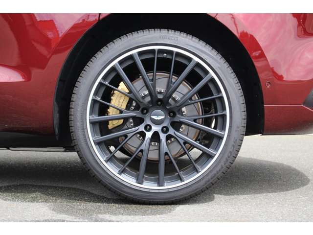 Aston Martin DBX 8