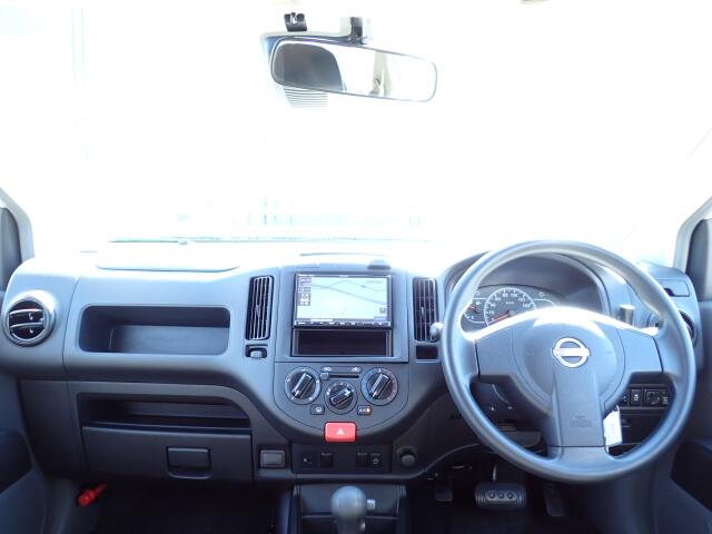 Nissan AD 5