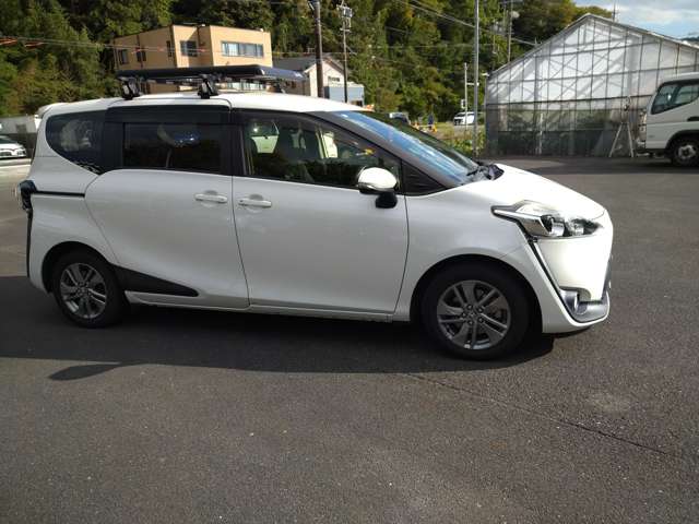 Toyota Sienta 4